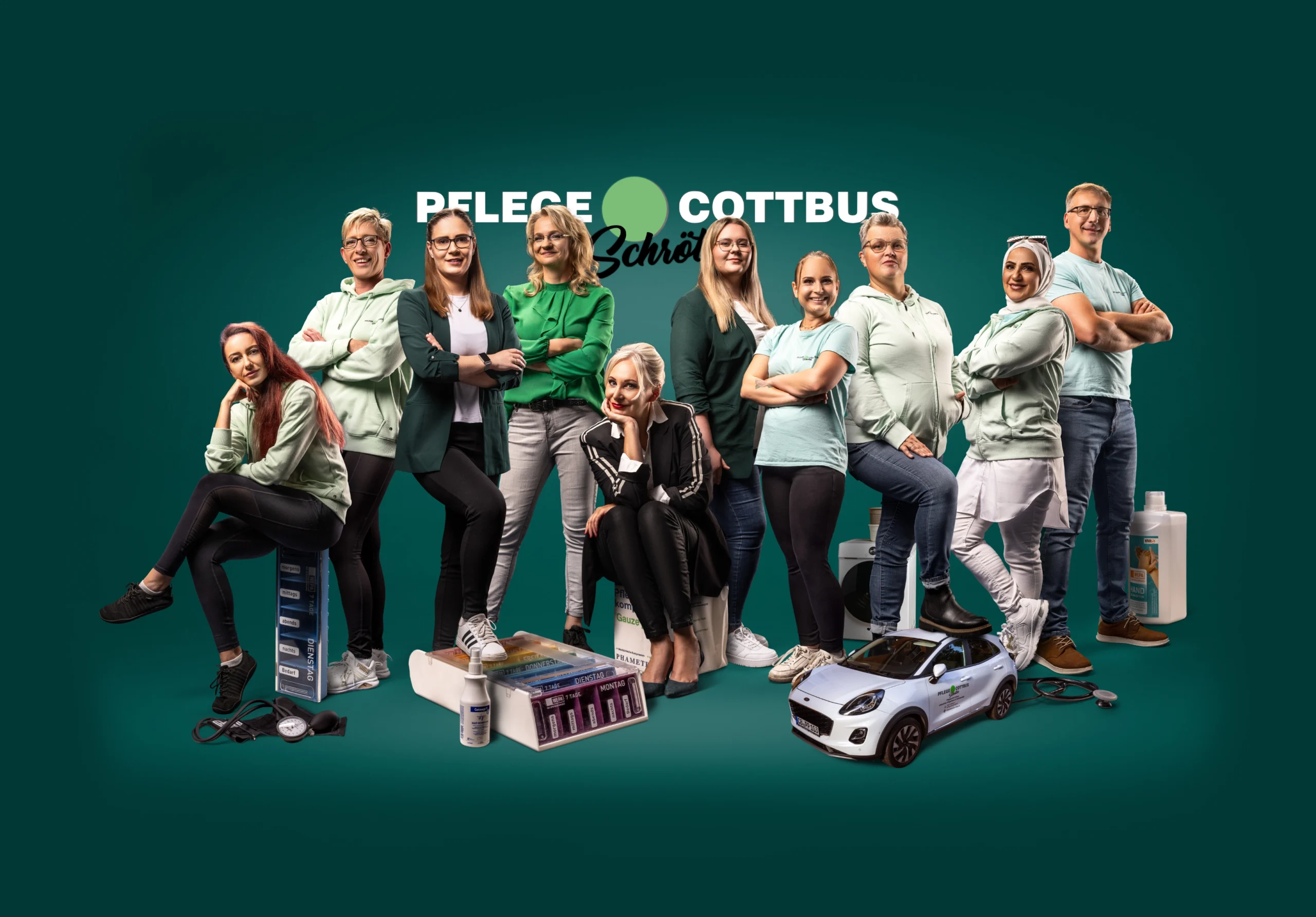 Das Team von Pflegepunkt Cottbus vor petrolfarbenem Hintergrund